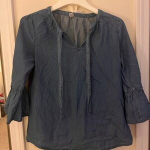 Light denim top.   3/4 sleeve
